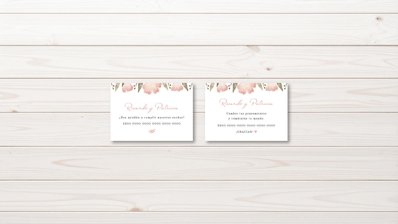 Tarjeta cuenta bancaria de la invitación Coral Imagen de la tarjeta de cuenta bancaria de la invitación Coral que contiene ilustraciones en tonos coral y verde. El fondo es de madera en color tostado.