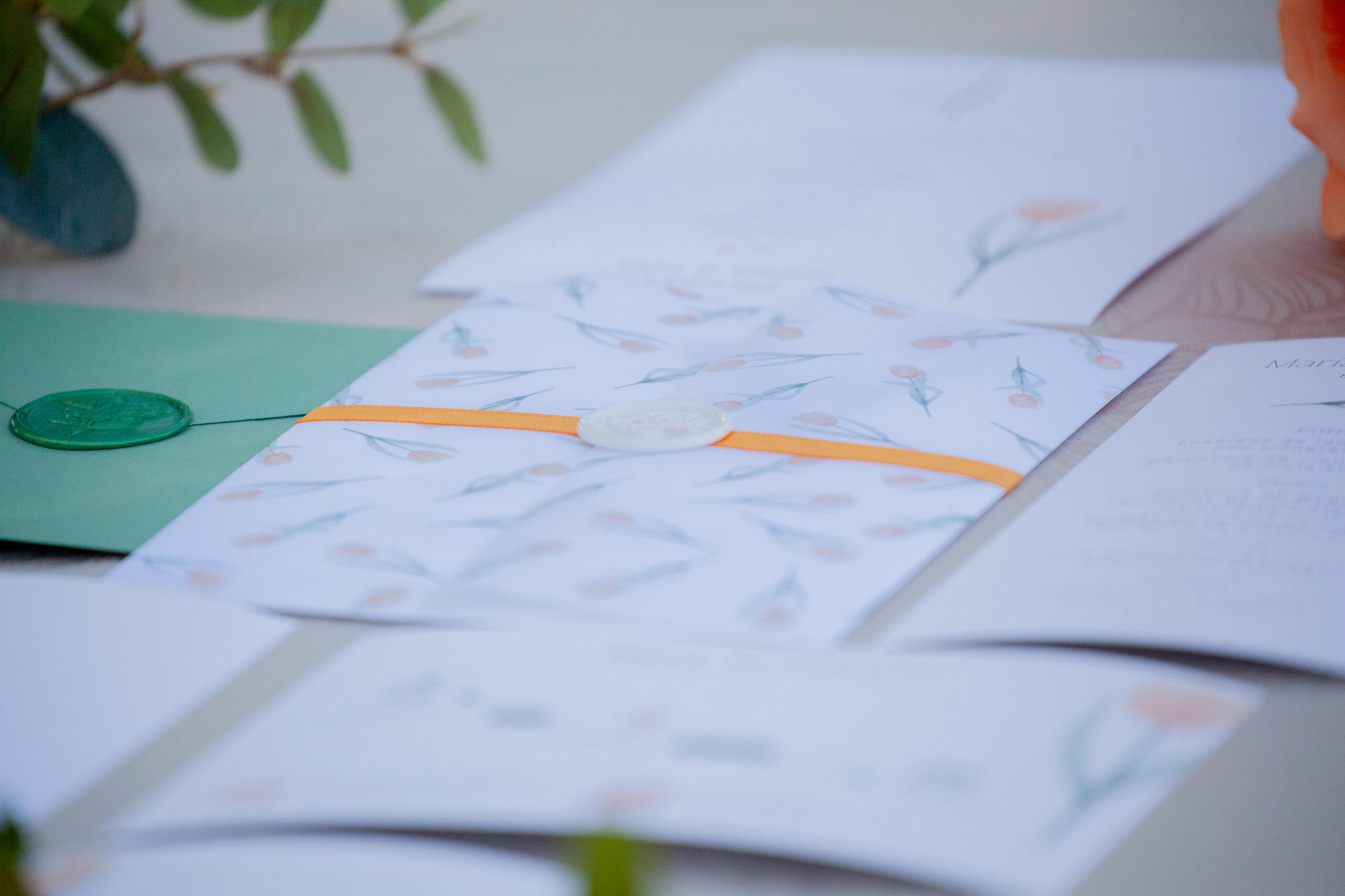 Invitación y papelería invitación Estela Invitación y papelería invitación Estela con ilustración de tulipanes en verde turquesa y naranja