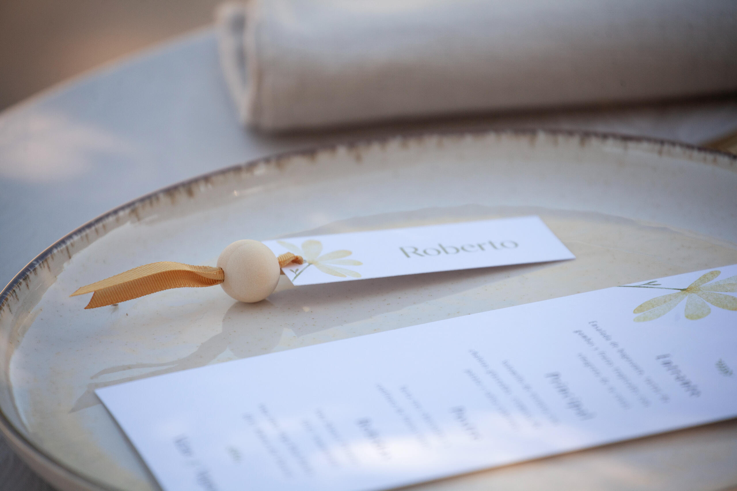 Menú y marcasitio de la invitación Alba Menú y marcasitio de la invitación Alba con ilustraciones estilo acuarela en tonos amarillos y verdes